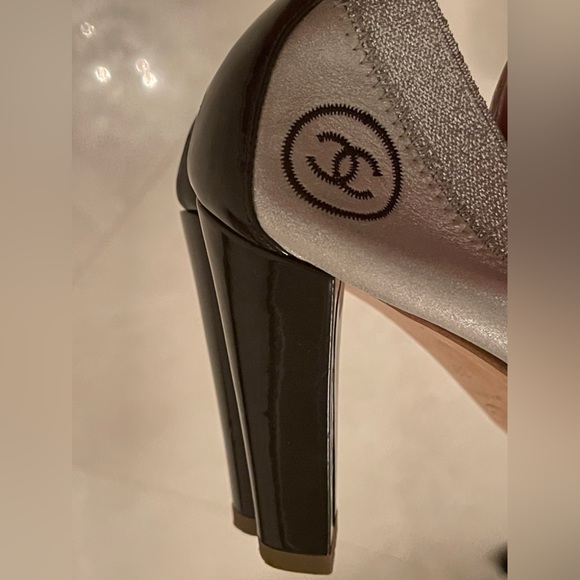 Chanel Size 39 Black Patent and Silver Pumps. - Picture 2 of 13
